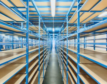 Regał półkowy w magazynie.