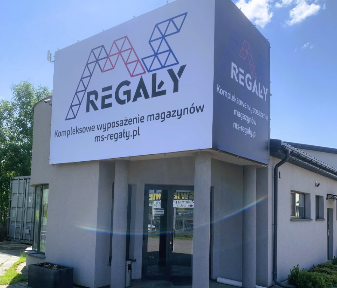 Budynek firmy MS Regały w letnim otoczeniu.