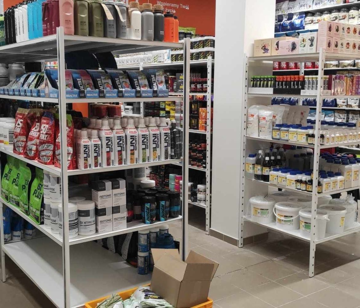 Regały magazynowe w sklepie Świąt SUPLI.