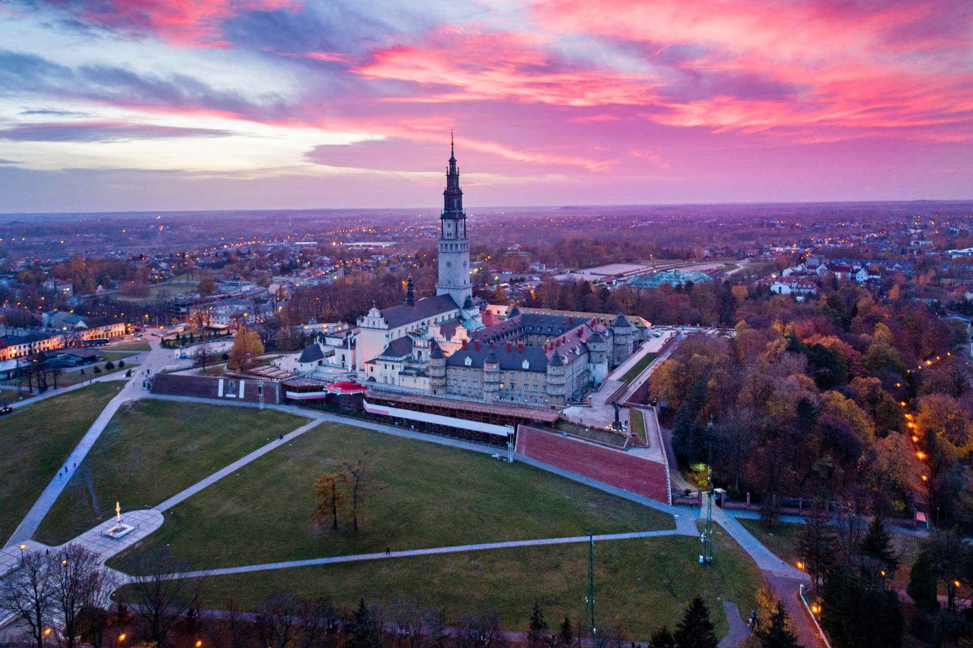 Panorama Częstochowy z Jasną Górą o zachodzie słońca, widok z lotu ptaka