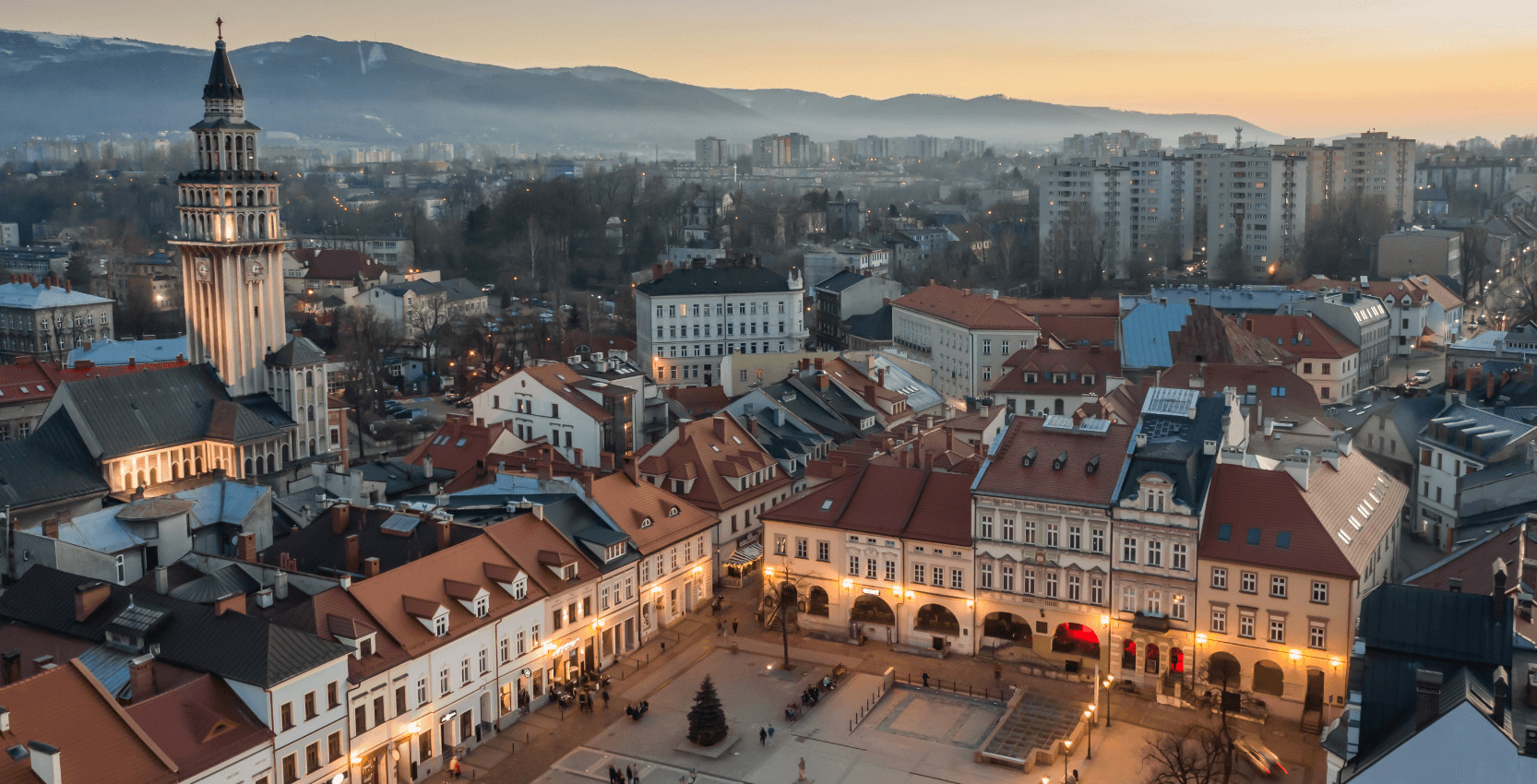 Panorama Bielska-Białej o zmierzchu, widok na centrum miasta z zabytkową zabudową