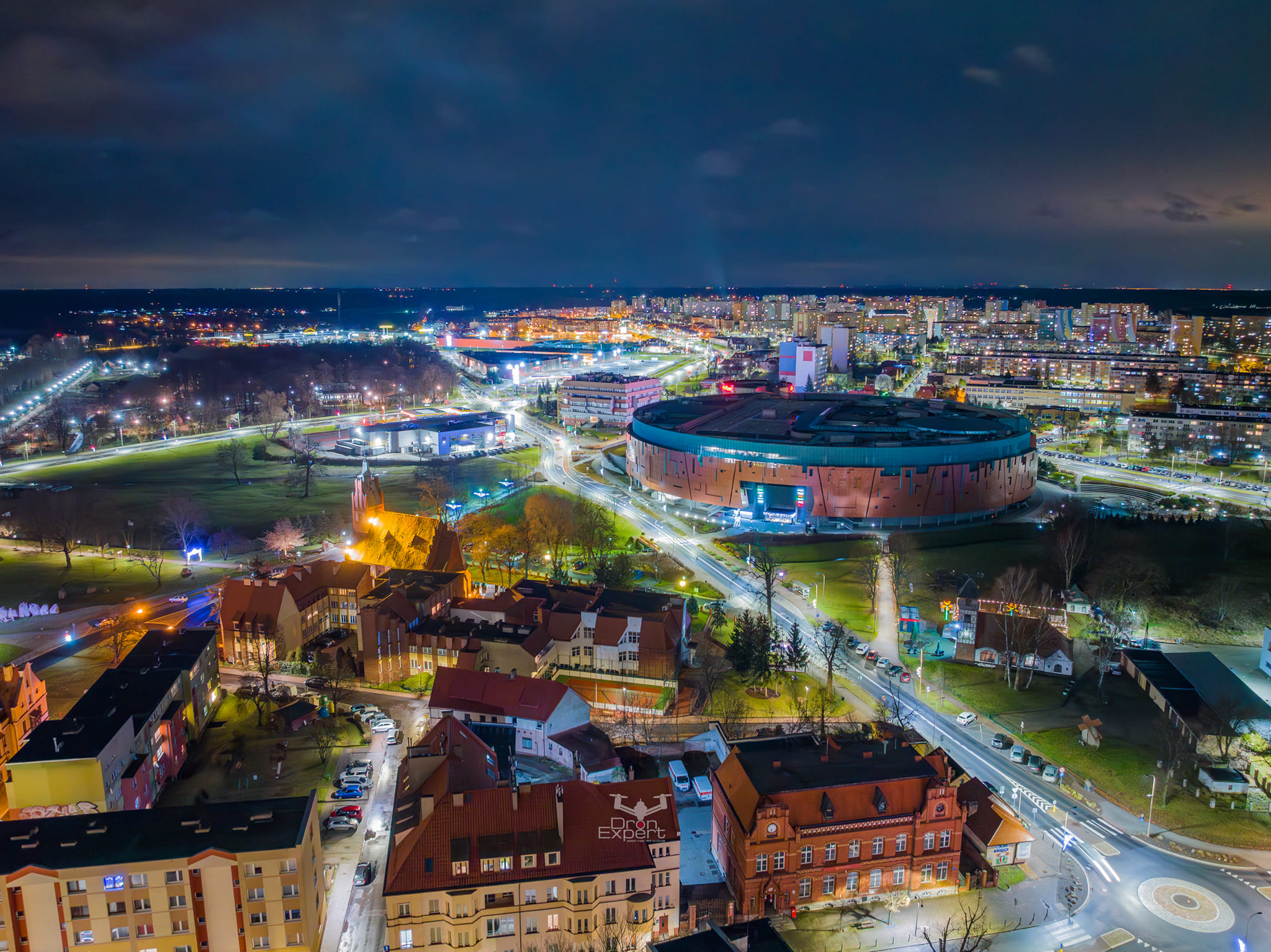 Nocna panorama Lubina z nowoczesnymi budynkami i oświetloną infrastrukturą miejską. Regały Magazynowe Lubin