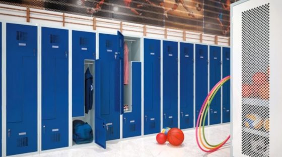 Profesjonalna szatnia sportowa z metalowymi szafkami i sprzętem treningowym Szatnia sportowa z niebieskimi szafkami metalowymi, piłkami i hula-hopami na podłodze