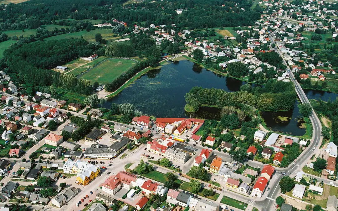 Ciechanów - panorama miasta z lotu ptaka z jeziorem i centrum miasta królewskiego w województwie mazowieckim, 100 km na północ od Warszawy