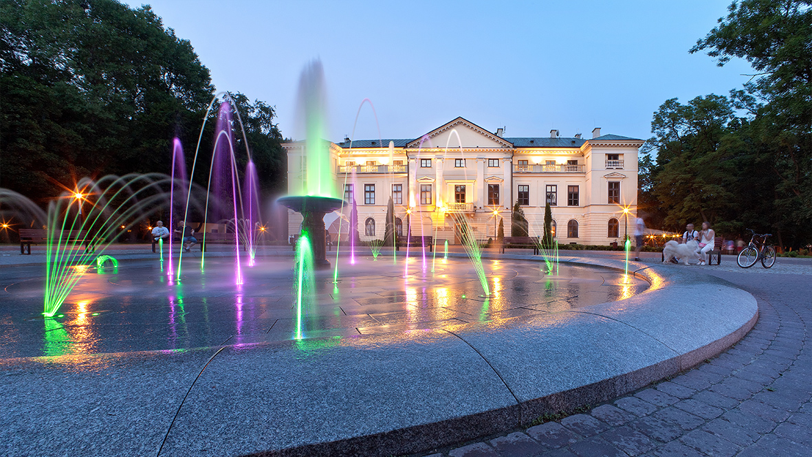 Mińsk Mazowiecki - kolorowa fontanna i oświetlony pałac w centrum miasta królewskiego w województwie mazowieckim, 38 km od Warszawy