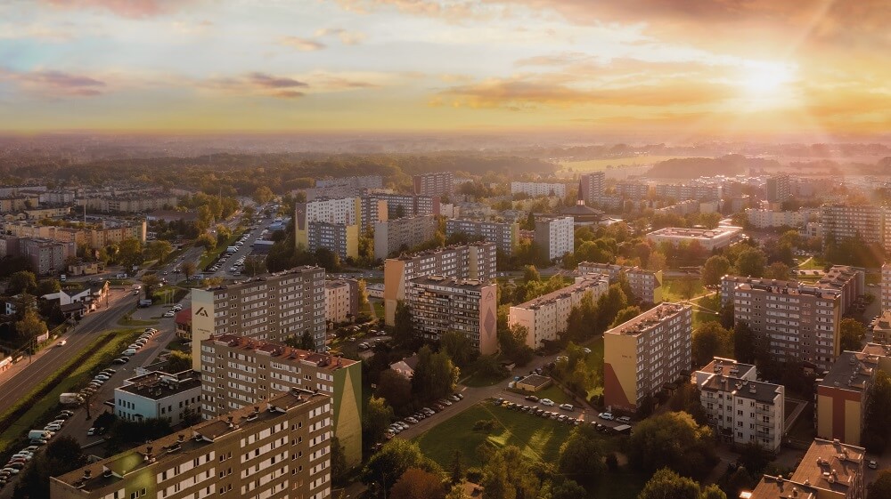 Regały magazynowe Pruszków - widok na piąte największe miasto województwa mazowieckiego z tradycją przemysłową Pruszków - panorama miasta z lotu ptaka z osiedlami mieszkaniowymi w aglomeracji warszawskiej, część powiatu pruszkowskiego nad rzeką Utratą