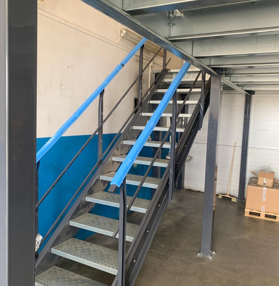 Antresola magazynowa – nowa siedziba firmy AGRI Naszkiewicz Antresola magazynowa MS Regały – realizacja dla AGRI Naszkiewicz, nowa lokalizacja magazynu