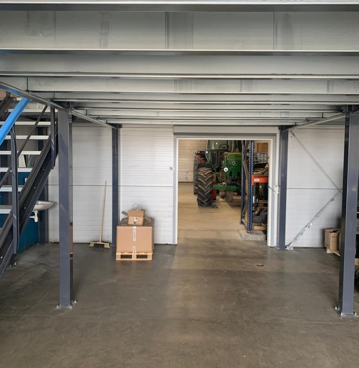 Proces montażu antresoli magazynowej – AGRI Naszkiewicz Montaż antresoli stalowej w magazynie AGRI Naszkiewicz – MS Regały