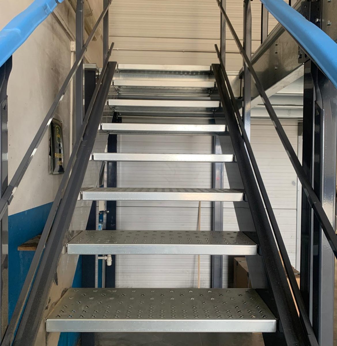 Finalna konstrukcja antresoli – realizacja dla AGRI Naszkiewicz Gotowa antresola przemysłowa z regałami – AGRI Naszkiewicz