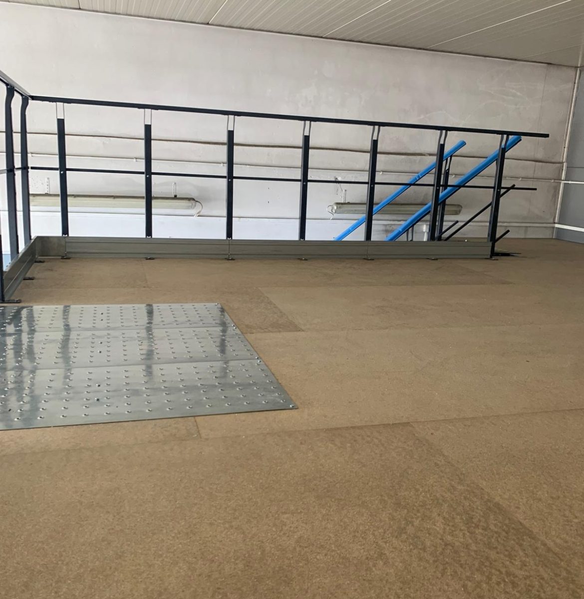 Elementy nośne i podłoga antresoli – MS Regały Szczegóły konstrukcji stalowej antresoli – realizacja MS Regały