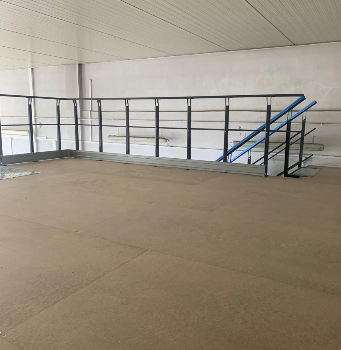 Funkcjonalna przestrzeń na antresoli – MS Regały Powierzchnia robocza na antresoli magazynowej – AGRI Naszkiewicz