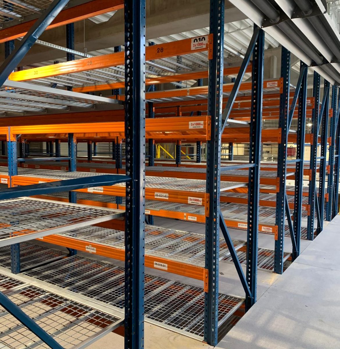 Wysokiej jakości regały półkowe dla firmy Automatic Letter Bender Regały półkowe do lekkich i średnich ładunków – Automatic Letter Bender