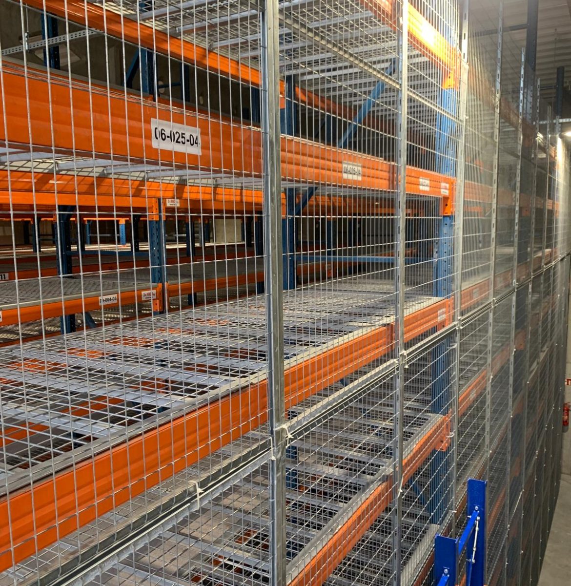 Funkcjonalne regały półkowe – realizacja MS Regały Funkcjonalne regały półkowe w hali magazynowej Automatic Letter Bender