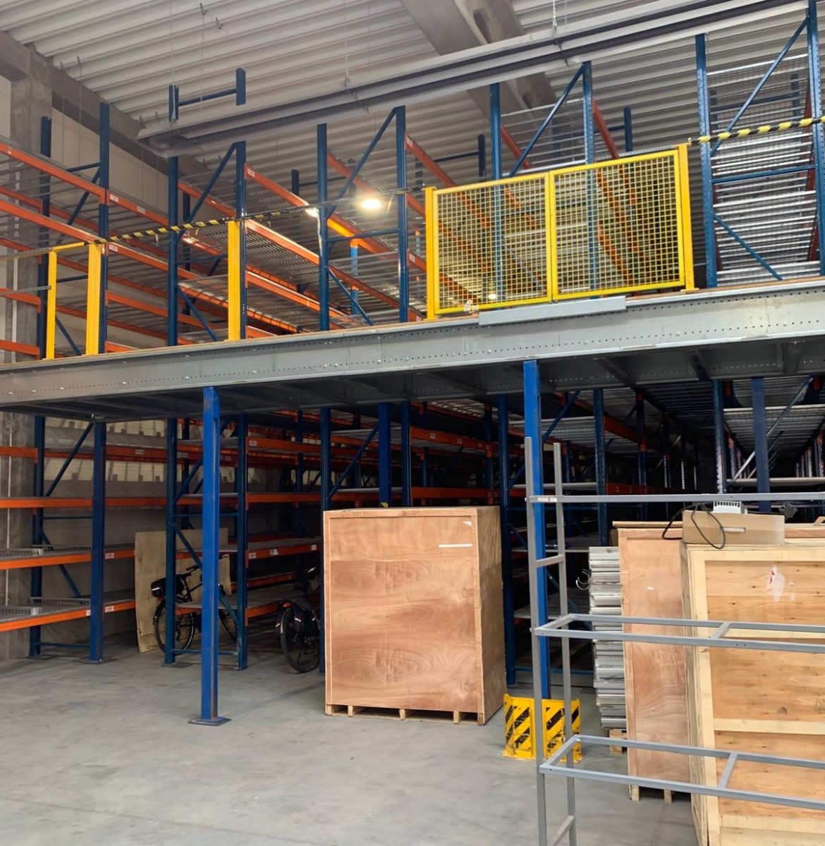 Antresola magazynowa – montaż u klienta Automatic Letter Bender Montaż antresoli magazynowej – Automatic Letter Bender