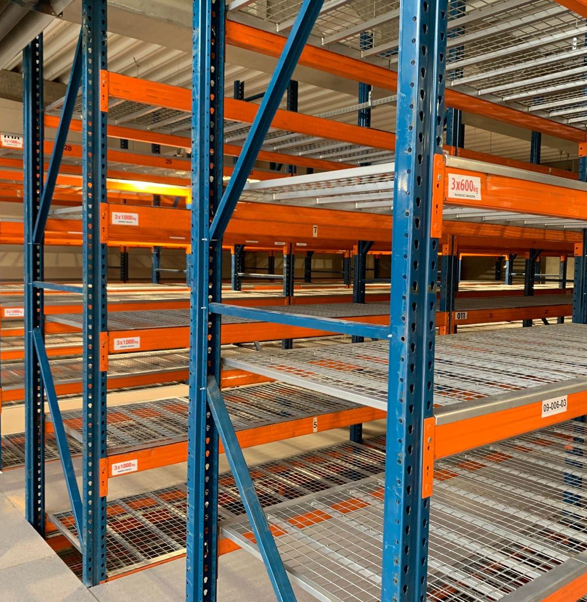 Kompleksowa instalacja regałów półkowych dla Automatic Letter Bender Regały półkowe w magazynie firmy Automatic Letter Bender