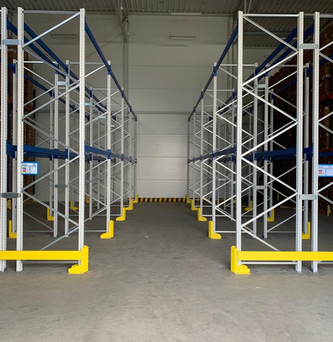 Montaż regałów paletowych Białystok - system 180 miejsc paletowych hurtownia Aptel Regały paletowe 4400mm w hurtowni Aptel Białystok - montaż MS Regały niebieskie trawersy szare ramy