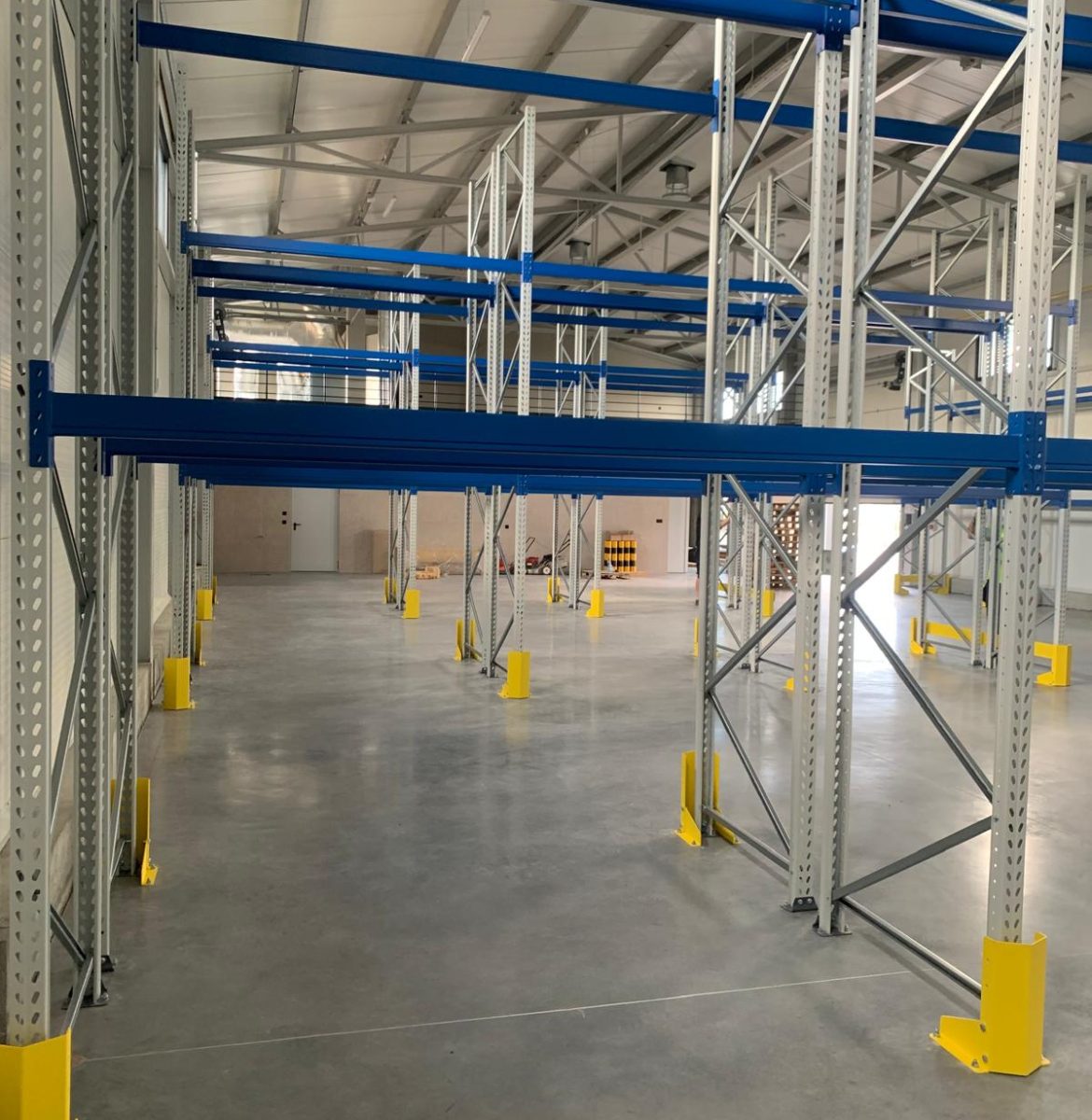 Regały paletowe z odbojnikami Białystok - serwis maszyn MIR-BEST MS Regały Podlasie Regały paletowe niebieskie trawersy odbojniki Białystok MIR-BEST Bitwy Białostockiej MS Regały