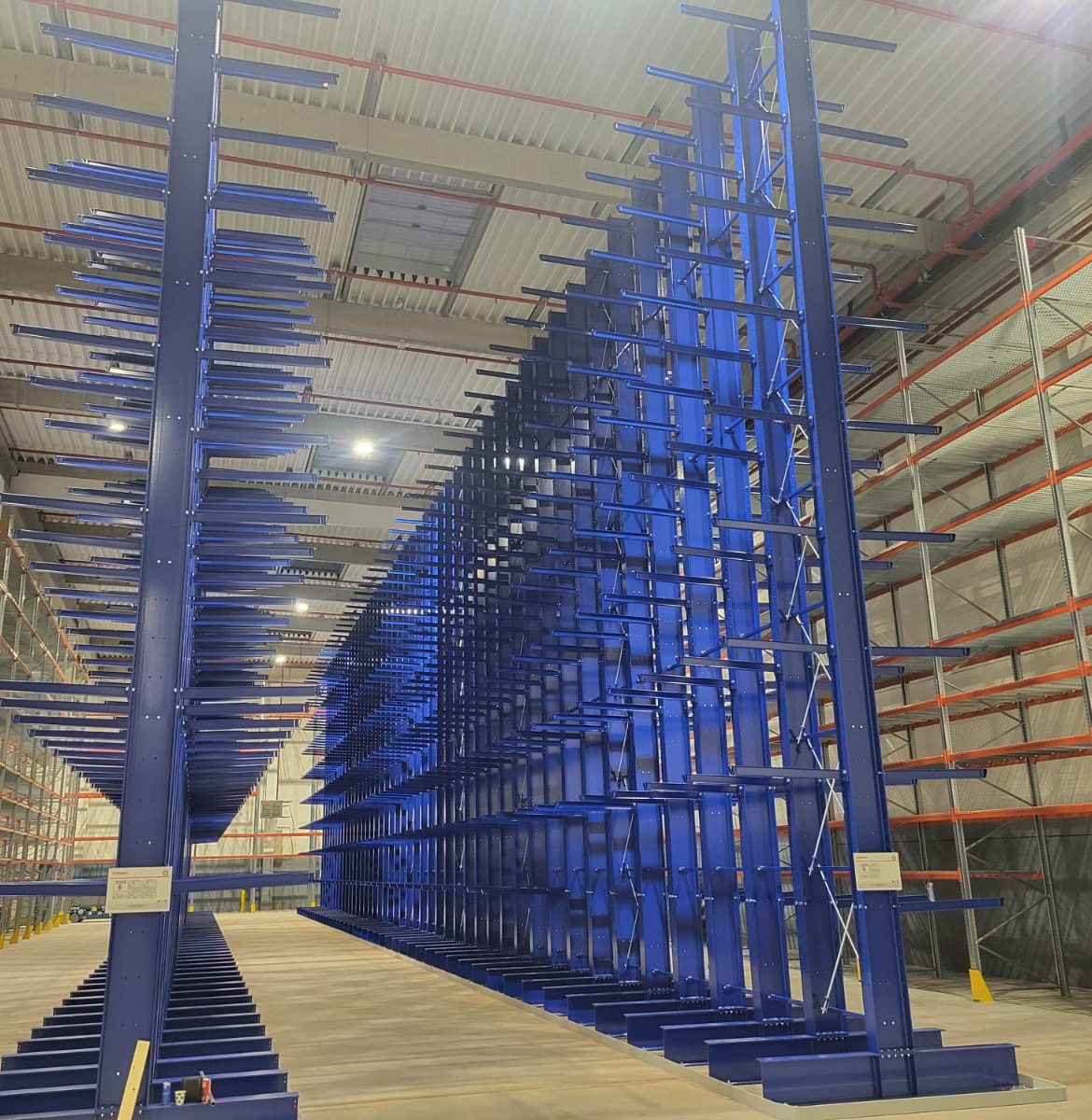 Regały wspornikowe z protekcją Francja - centrum 24/7 Metz MS Regały Białystok Regały wspornikowe z odbonicami ochronnymi Metz Francja logistyka 24/7 MS Regały eksport Polska