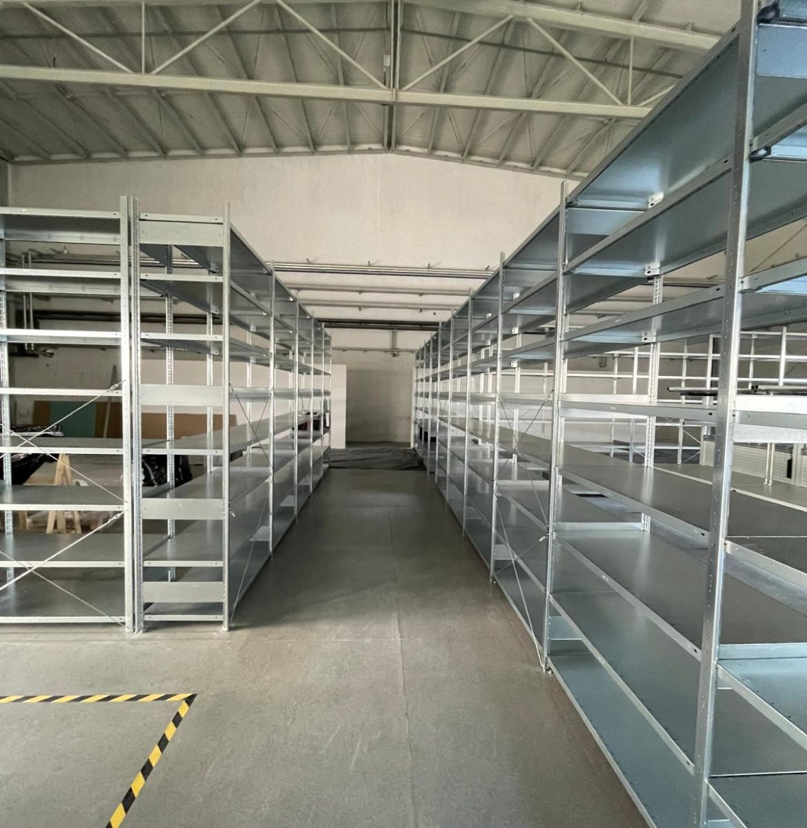 Ciąg 41 regałów półkowych Płock - rekordowa realizacja AMATECH MS Regały Ciąg 41 regałów półkowych Płock AMATECH galwanizowane MS Regały najdłuższa realizacja