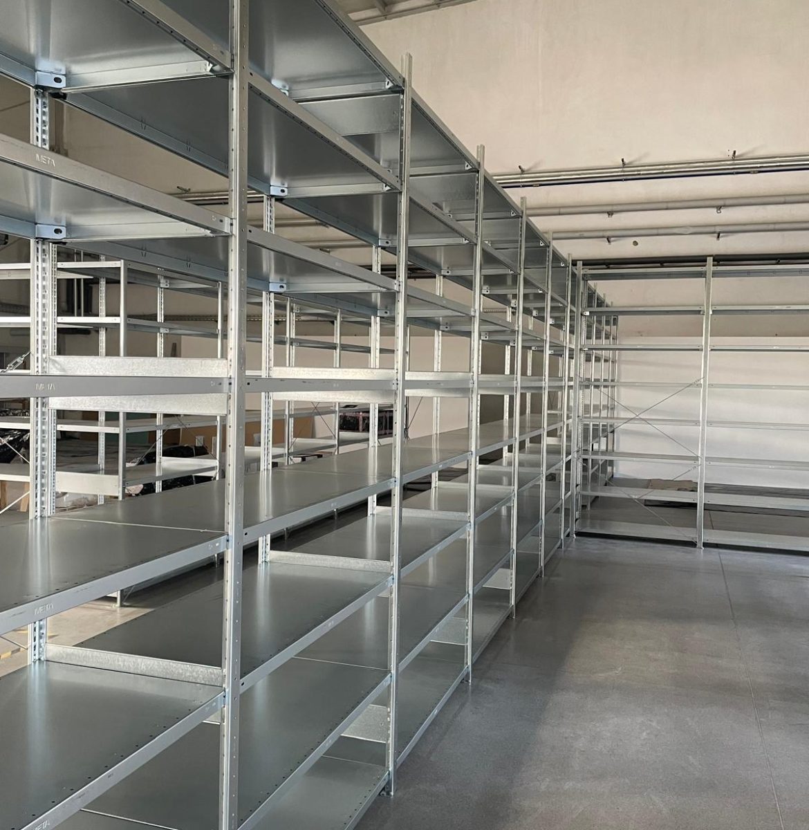 Regały półkowe z kotwieniem Płock - magazyn produkcyjny AMATECH MS Regały Regały półkowe kotwiowane galwanizowane Płock AMATECH magazyn produkcyjny MS Regały