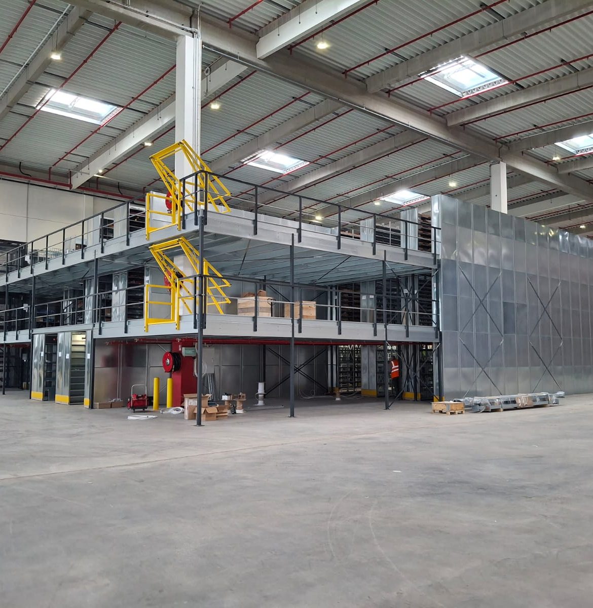 Regały półkowe z przegródkami Francja - antresola Metz MS Regały eksport Podlasie Regały półkowe ocynkowane z przegródkami Metz Francja antresola kompletacja MS Regały eksport