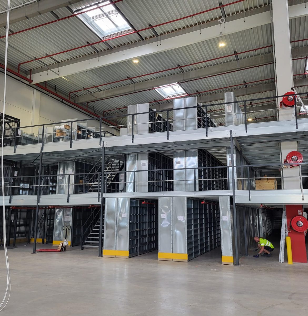 Antresola z bramkami paletowymi Francja - Metz logistyka 3PL MS Regały Białystok Bramki paletowe antresola Metz Francja dostęp górne poziomy MS Regały logistyka kontraktowa eksport