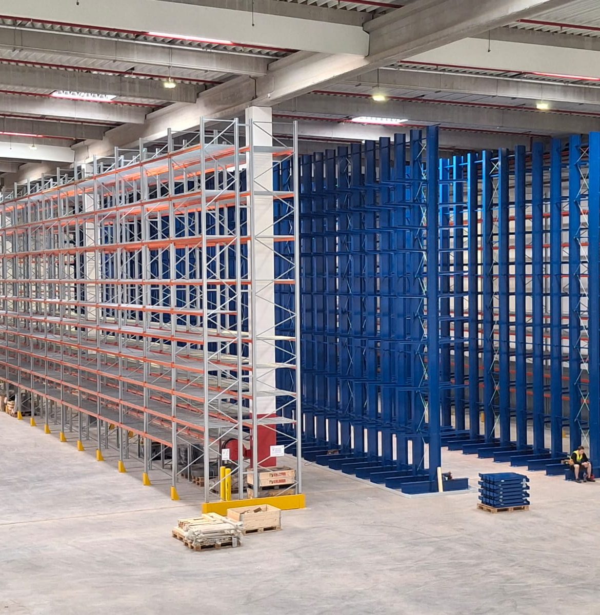 Montaż regałów wspornikowych 11m Francja - centrum logistyczne Metz MS Regały eksport Regały wspornikowe heavy duty 11 metrów Metz Francja logistyka automotive MS Regały realizacja zagraniczna