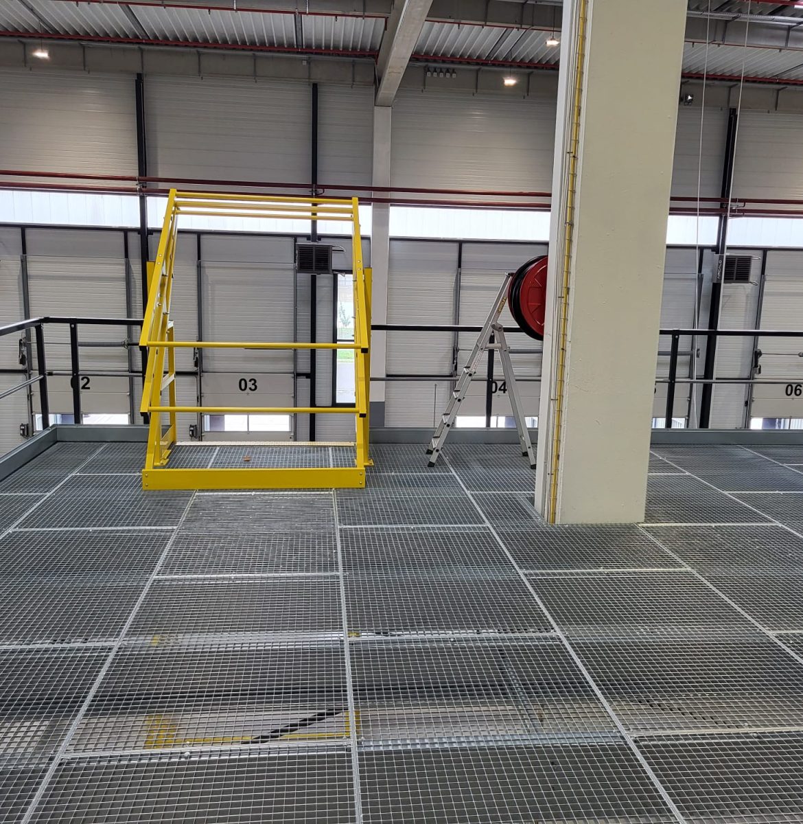 Antresola z windą towarową Francja - Metz centrum dystrybucyjne MS Regały eksport Winda towarowa antresola wielopoziomowa Metz Francja transport pionowy MS Regały eksport Europa