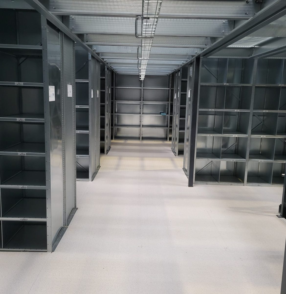 Antresola kotwiona Francja - stabilność systemu Metz MS Regały eksport standardy bezpieczeństwa Kotwienie regałów półkowych antresola Metz Francja stabilność konstrukcji MS Regały eksport bezpieczeństwo