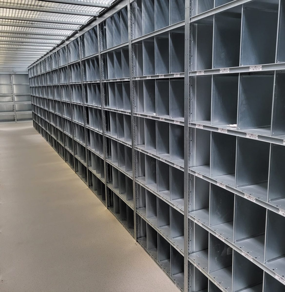 Strefa kompletacji antresola Francja - Picktower Metz MS Regały eksport logistyka System kompletacji antresola Picktower Metz Francja regały z przegródkami MS Regały logistyka 3PL