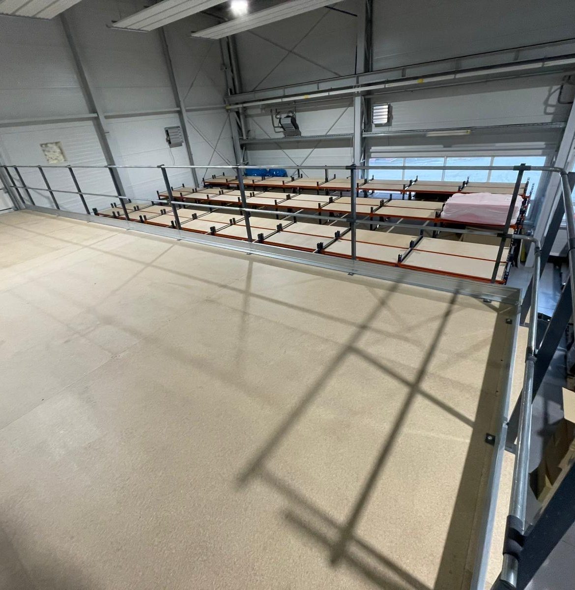 Antresola biurowa podłoga 38mm Płock - AMATECH projektowanie MS Regały eksport Podłoga antresoli pióro-wpust 38mm laminowana AMATECH Płock biuro projektowe MS Regały elektrotechnika