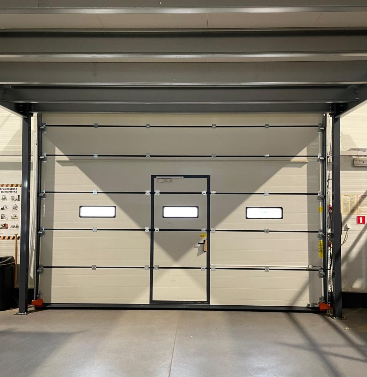 Antresola z garażem Płock - optymalizacja przestrzeni AMATECH MS Regały Mazowsze Strefa garażowa pod antresolą AMATECH Płock optymalizacja przestrzeni MS Regały dwupoziomowa konstrukcja