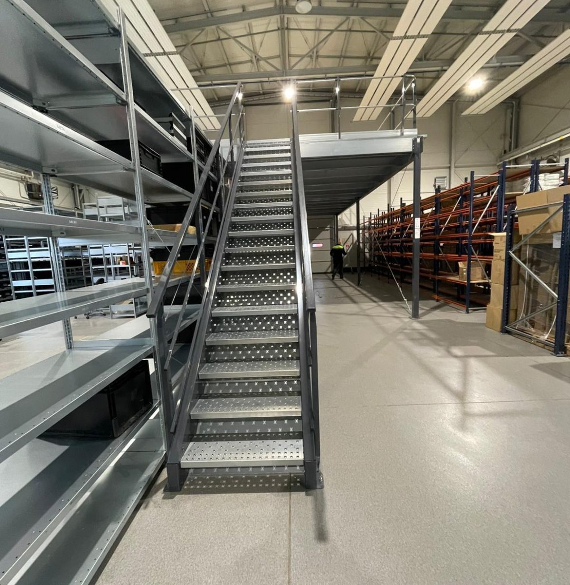 Antresola ze schodami 800mm Płock - ergonomiczny dostęp AMATECH MS Regały Schody antresola 800mm szerokość AMATECH Płock dostęp biuro MS Regały przemysł elektrotechniczny