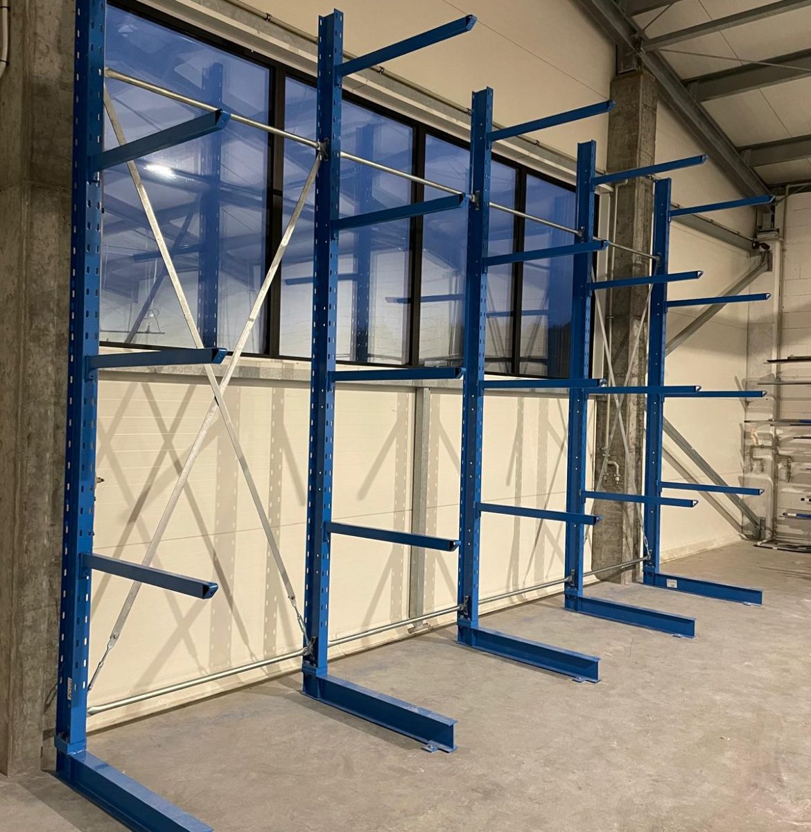 Montaż regałów wspornikowych Sochonie - Alka Pro profile aluminiowe MS Regały Podlasie Regały wspornikowe 4000mm niebieskie Alka Pro Sochonie profile aluminiowe ALUPROF montaż MS Regały